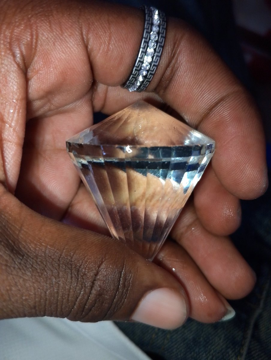 SharkMajizoo's tweet image. Wengine wanapenda bling, mimi napenda legacy 💎.
 Usihukumu kwa muonekano, kuna thamani iliyofichwa ndani.
#LegacyVibes #ShineDifferent #SilentValue