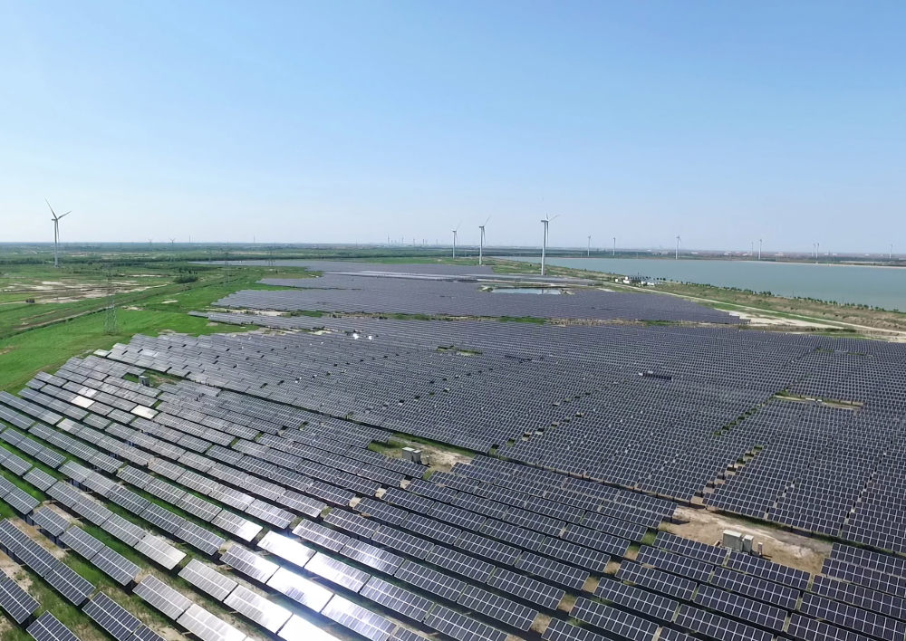 #Shandong is turning challenges into clean #energy opportunities!

Home to vast saline land, the province is putting it to smart use. Earlier this year, #China's largest tidal flat photovoltaic storage power station began operating in Laizhou.  

#EarthDay2025 @GreenCN2030 https://t.co/2CBaQKzGMI