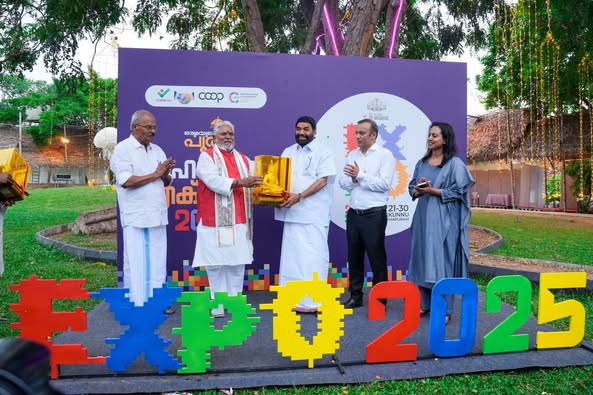 കനകക്കുന്നിൽ ആരംഭിച്ച സഹകരണ വകുപ്പിൻ്റെ 'ഒരുമയുടെ പൂരം' എന്ന എക്സ്പോയുടെ സ്റ്റാളുകളും എക്സിബിഷനും ഉദ്ഘാടനം ചെയ്തു. ബിഹാർ സഹകരണ വകുപ്പ് മന്ത്രി ഡോ. പ്രേം കുമാർ വിശിഷ്ടാതിഥിയായിരുന്നു. എക്സ്പോയുടെ മൂന്നാം പതിപ്പാണിത്.