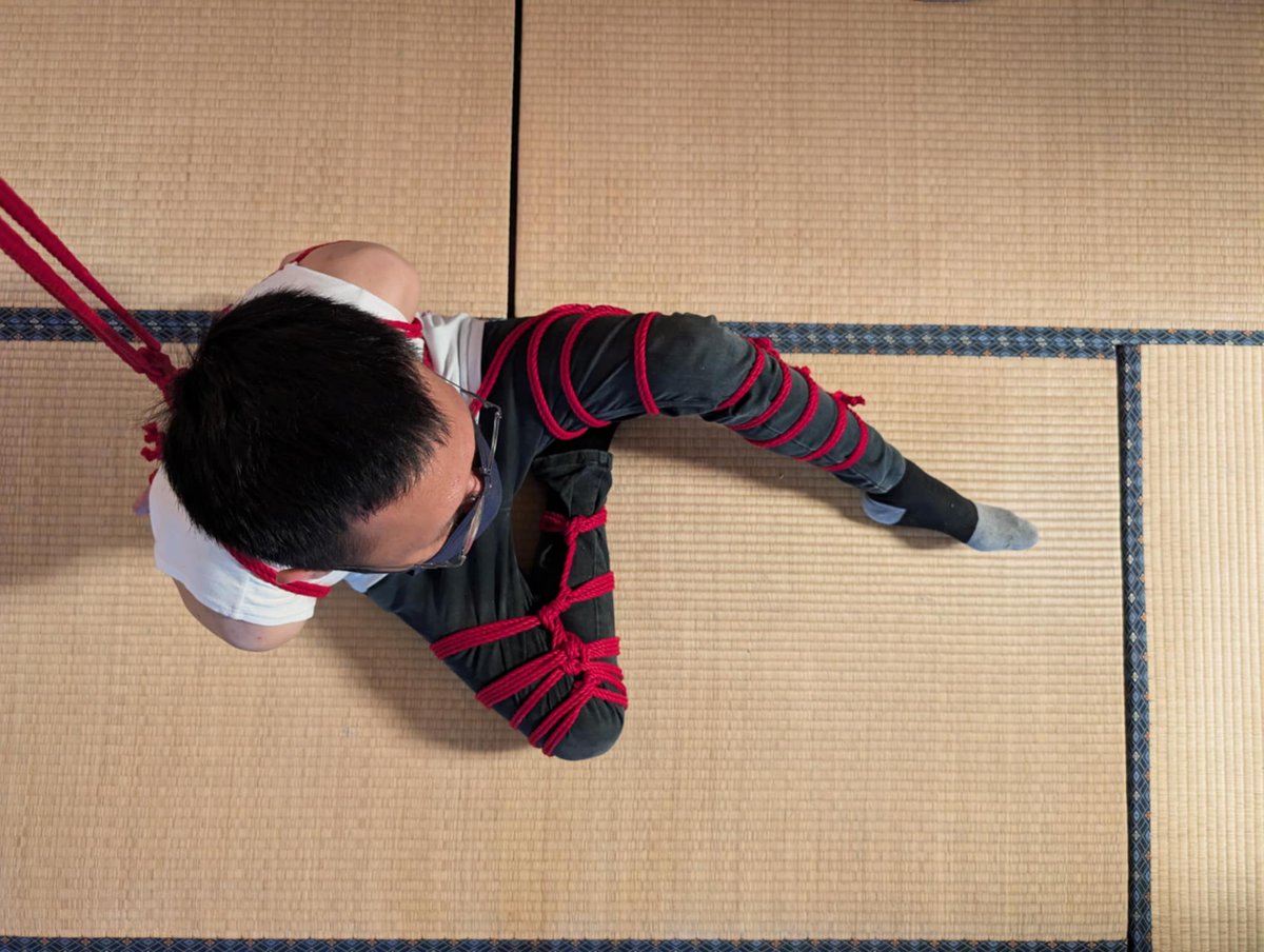 第一次嘗試繩縛，謝謝 <a href="/rope_deco190/">rope.deco190</a> 一直關心我的狀態，
手很穩，人也很溫柔，真的讓人安心。
這份拘束意外地平靜而溫柔，
讓我對「被綁住」這件事，有了全新的認識。

#繩縛 #緊縛 #Shibari #繩縛體驗 #繩縛藝術