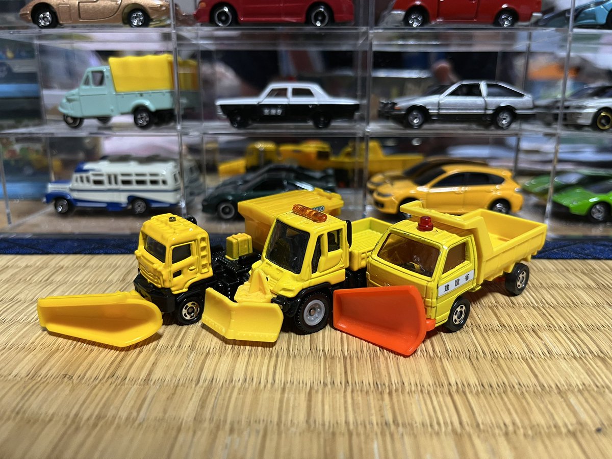 kenrokumaru's tweet photo. やっと買えたしやっと3台並べて写真撮れた😊
 #トミカ #トミカコレクション #いすゞエルフ除雪車 #メルセデスベンツウニモグ除雪車 #UDトラックス #日産ディーゼルクオン #凍結防止散布車 #除雪部隊 https://t.co/jX9QF9OnWL