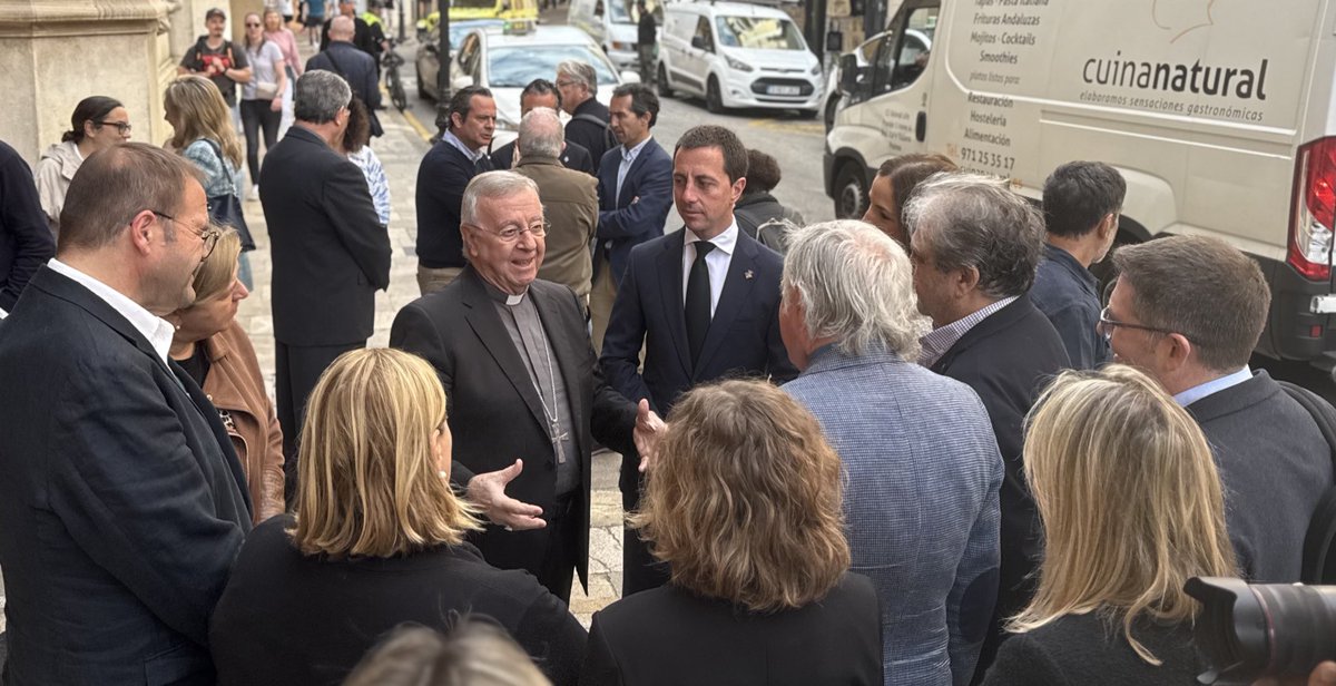 Partit Popular de Mallorca (@ppdemallorca) on Twitter photo Minut de silenci al Palau Reial del <a href="/ConselldeMca/">Consell de Mallorca</a> en senyal de condol per la mort del papa Francesc. Minut de silenci al Palau Reial del <a href="/ConselldeMca/">Consell de Mallorca</a> en senyal de condol per la mort del papa Francesc.