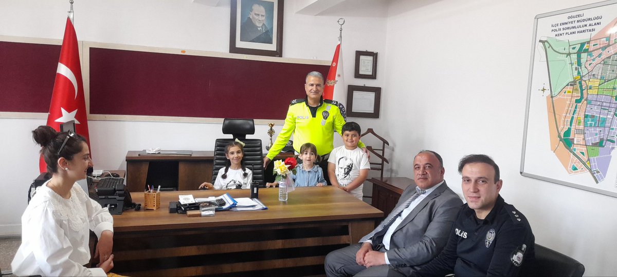 Yesildere27's tweet photo. @Oguzeli_mem 
@MustafaBozgyk27 
@Gaziantep_MEM 
23 nisan ulusal egemenlik ve dünya çocuk bayramı öğrencilerimiz ilçe emniyet müdürlüğü ziyareti ve makamda görev almalarından neşeli kareler https://t.co/c4r0kO1gg3