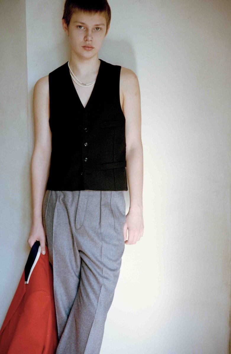 Them_mag's tweet image. Them magazine No.057 "Colorful Spring"

early years

Photography: RIKU IKEYA
Styling: SHUHEI YOSHIDA
Model: DANIA

Jacket, Knit Vest, Pants and Necklace from CELINE

#colorfulspring
#themmagazine
#celine