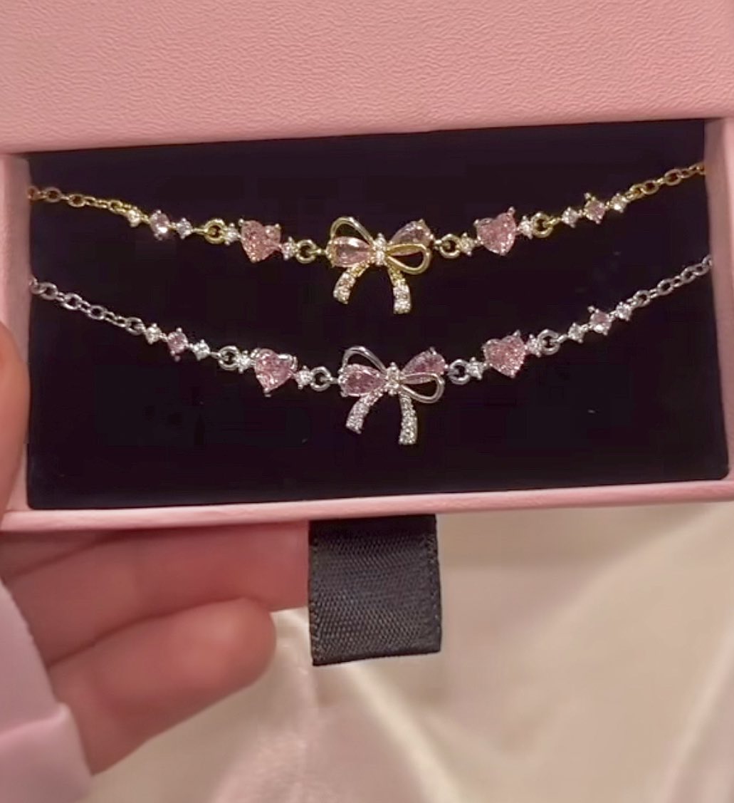 BonteJewelry's tweet photo. Ruh eşleri bazen hayatınıza en yakın arkadaş olarak girer🥺🎀 Birlikte takmak istediğin arkadaşına gönder sana hediye etsin🤭>>>> https://t.co/lTVCeC9OzC