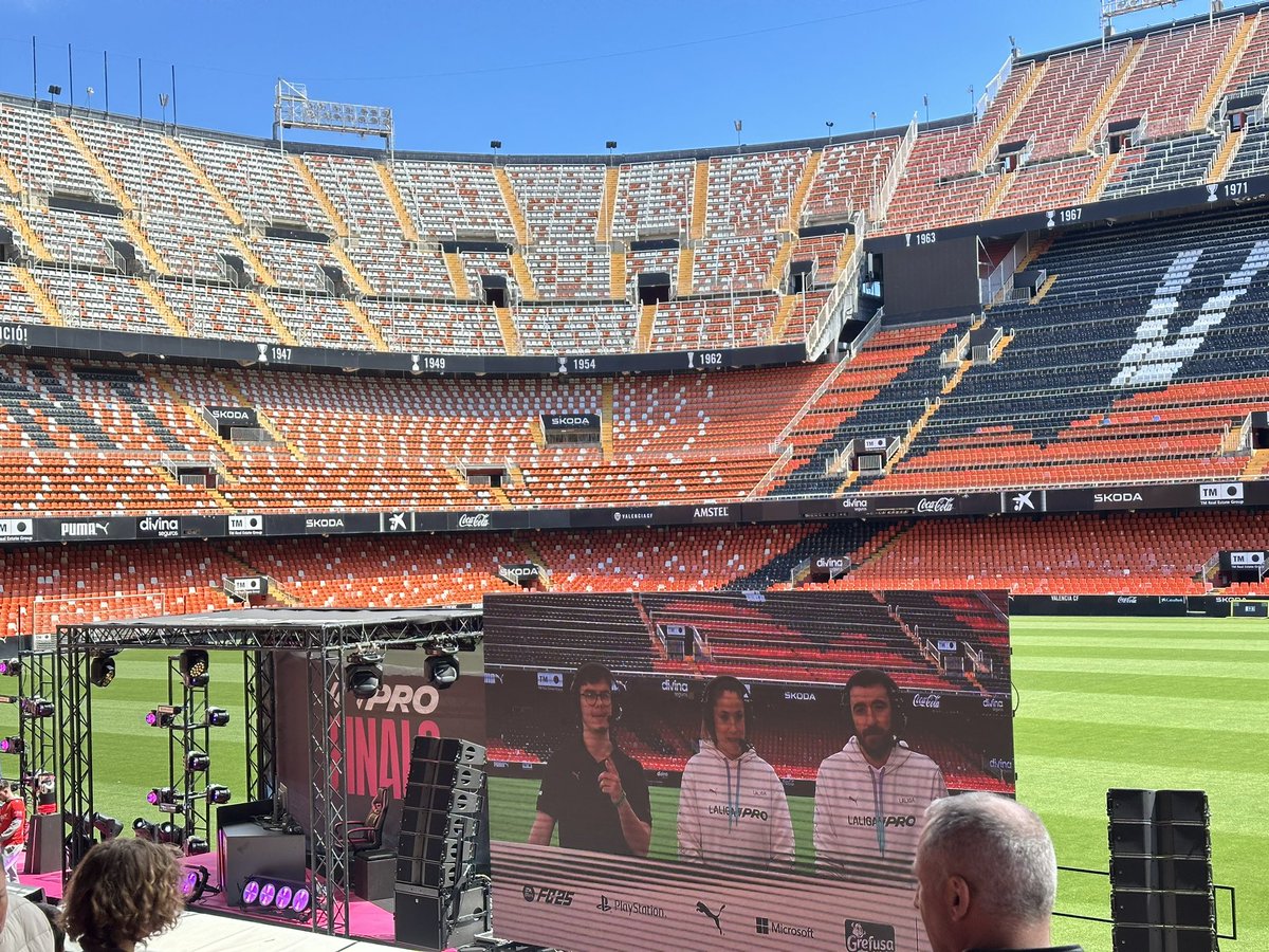 GMK MONO 🐒 (@mono_vlc14) on Twitter photo Ha sido un placer poder conocer a mucha gente que llevo muchos años hablando con ellos por redes 🫂
Poder vivir la <a href="/LALIGA_FCPro/">LALIGA FC Pro | FINALS el 20 de abril 🔥</a> desde el Mestalla ha sido una locura ✨
Una propuesta , una La Liga FC Pro para Movil como lo veis ? <a href="/LALIGA_FCPro/">LALIGA FC Pro | FINALS el 20 de abril 🔥</a> 👀
<a href="/daayu_44/">Dani</a>
<a href="/ngeriik_/">Negrii</a>
🧡🦇 Ha sido un placer poder conocer a mucha gente que llevo muchos años hablando con ellos por redes 🫂
Poder vivir la <a href="/LALIGA_FCPro/">LALIGA FC Pro | FINALS el 20 de abril 🔥</a> desde el Mestalla ha sido una locura ✨
Una propuesta , una La Liga FC Pro para Movil como lo veis ? <a href="/LALIGA_FCPro/">LALIGA FC Pro | FINALS el 20 de abril 🔥</a> 👀
<a href="/daayu_44/">Dani</a>
<a href="/ngeriik_/">Negrii</a>
🧡🦇