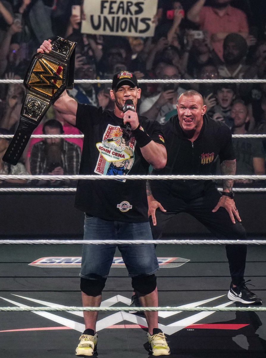 Legítimas ganas de llorar un martes por la mañana. 

Viva la nostalgia, viva la generación de los 2000’ y vivan las peleas falsas de hombres semidesnudos y sudorosos con resultado pactado previamente.

🚬