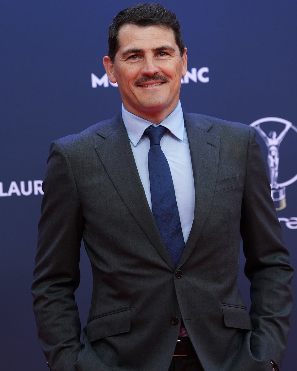 Esta mañana en un concesionario de coches me ha atendido este señor, muy majo pero no se os da un aire a alguien?
Llevo toda la mañana y nada que me suena pero no le saco al quien.