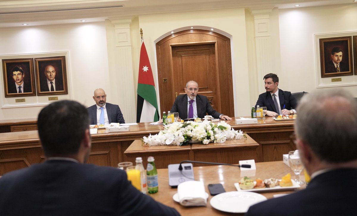 التقى نائب رئيس الوزراء ووزير الخارجية وشؤون المغتربين أيمن الصفدي <a href="/AymanHsafadi/">Ayman Safadi</a>، اليوم، وفدًا من مجلس الشيوخ الفرنسي، وبحث معهم سبل تعزيز آفاق التعاون بين البلدين الصديقين في مختلف المجالات، إضافةً إلى تطورات الأوضاع في المنطقة.

#الأردن 
#فرنسا