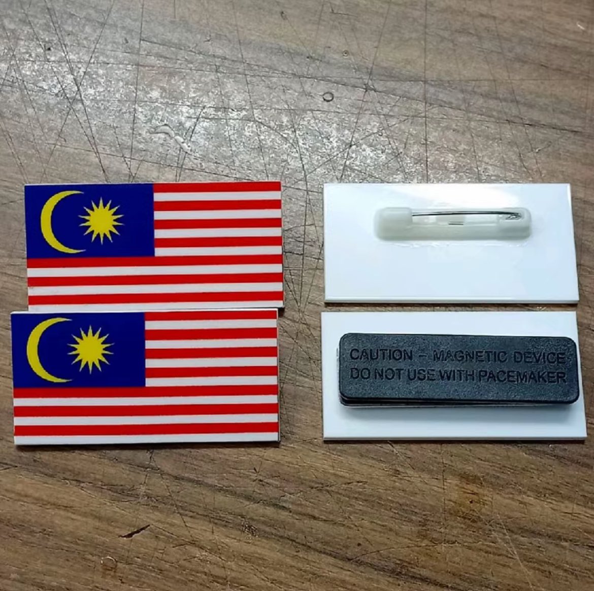 kedaiamii's tweet image. Semalam, sekolah bawah KPM dah wajib pakai lencana jalur gemilang. 

Tapi harini mak-mak dah mengadu,  

“Pin tercabut”
“Lencana hilang”
“Tudung berlubang”

Kalau nak versi selamat, pakai yang epoxy magnet. Tak berlubang baju.

Magnet kuat 👉🏻 vt.tiktok.com/ZSrny399f/