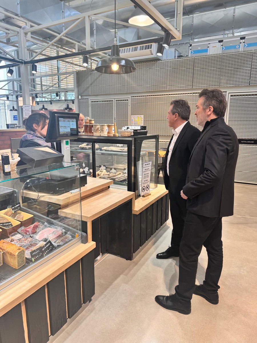 ADeljarry's tweet image. Visite des commerçants des Halles de Béziers avec Olivier Leyssenot, élu à la CCI de l’Hérault
