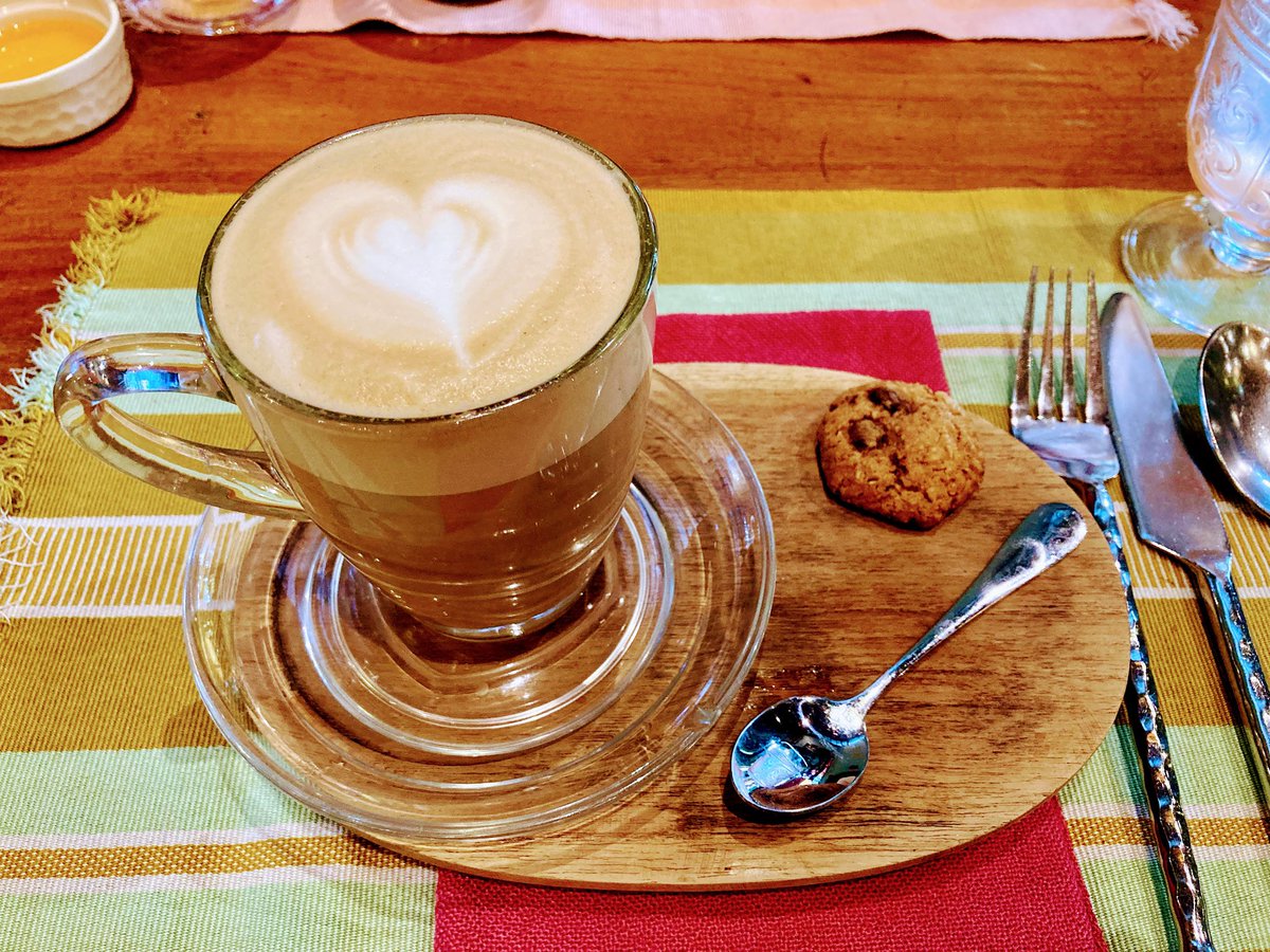 AIAP_F2F's tweet photo. タガイタイにはたくさんのカフェがあるのですが
今回はCafe Voi Laへ行ってきました
東南アジアが融合した料理がメインのお店です🌈
店内はおしゃれで料理の味も美味しいので
土日は行列ができる程です😋 https://t.co/rzemZR320X