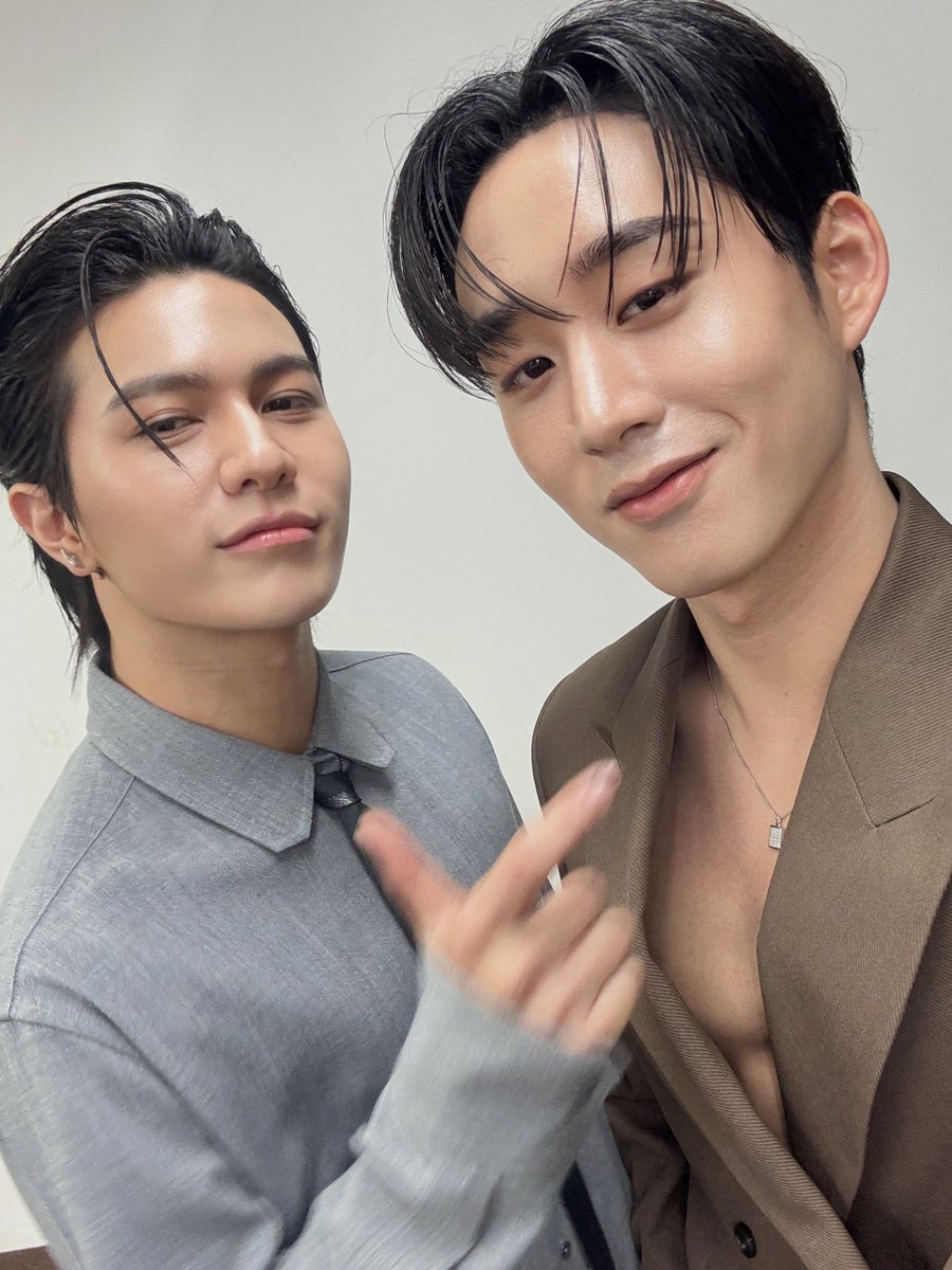 EstRvp's tweet photo. วันนี้ขอบคุณทุกคนมากๆนะค้าบบ ทุกคนน่ารักมากเลยวันนี้ ถือเป็นอีกหนึ่งวันดีๆของพวกเราเลย เย้ๆๆ🥳 และที่สำคัญขอบคุณทาง @vivoThailand มากๆนะครับที่ให้เกียรติผมทั้งสองคนมาเป็นหนึ่งใน vivo friends ดีใจแล้วก็ตื่นเต้นมากๆค้าบบบ เห็นพวกผมที่ไหนอย่าลืมถ่ายมาให้ดูด้วยน้าาา😙🙌🏻

WILLIAMEST VIVO FRIENDS 
#vivoV50LitexWilliamEst