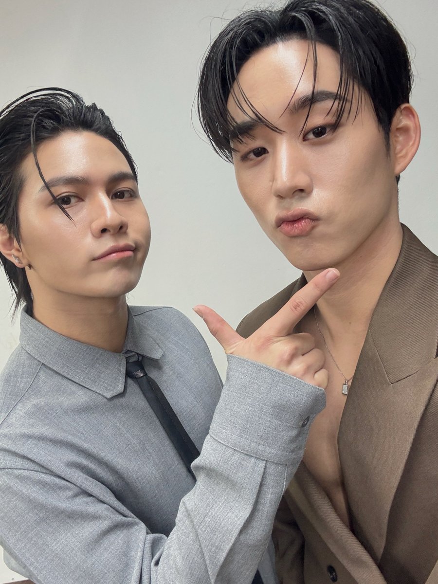 EstRvp's tweet photo. วันนี้ขอบคุณทุกคนมากๆนะค้าบบ ทุกคนน่ารักมากเลยวันนี้ ถือเป็นอีกหนึ่งวันดีๆของพวกเราเลย เย้ๆๆ🥳 และที่สำคัญขอบคุณทาง @vivoThailand มากๆนะครับที่ให้เกียรติผมทั้งสองคนมาเป็นหนึ่งใน vivo friends ดีใจแล้วก็ตื่นเต้นมากๆค้าบบบ เห็นพวกผมที่ไหนอย่าลืมถ่ายมาให้ดูด้วยน้าาา😙🙌🏻

WILLIAMEST VIVO FRIENDS 
#vivoV50LitexWilliamEst