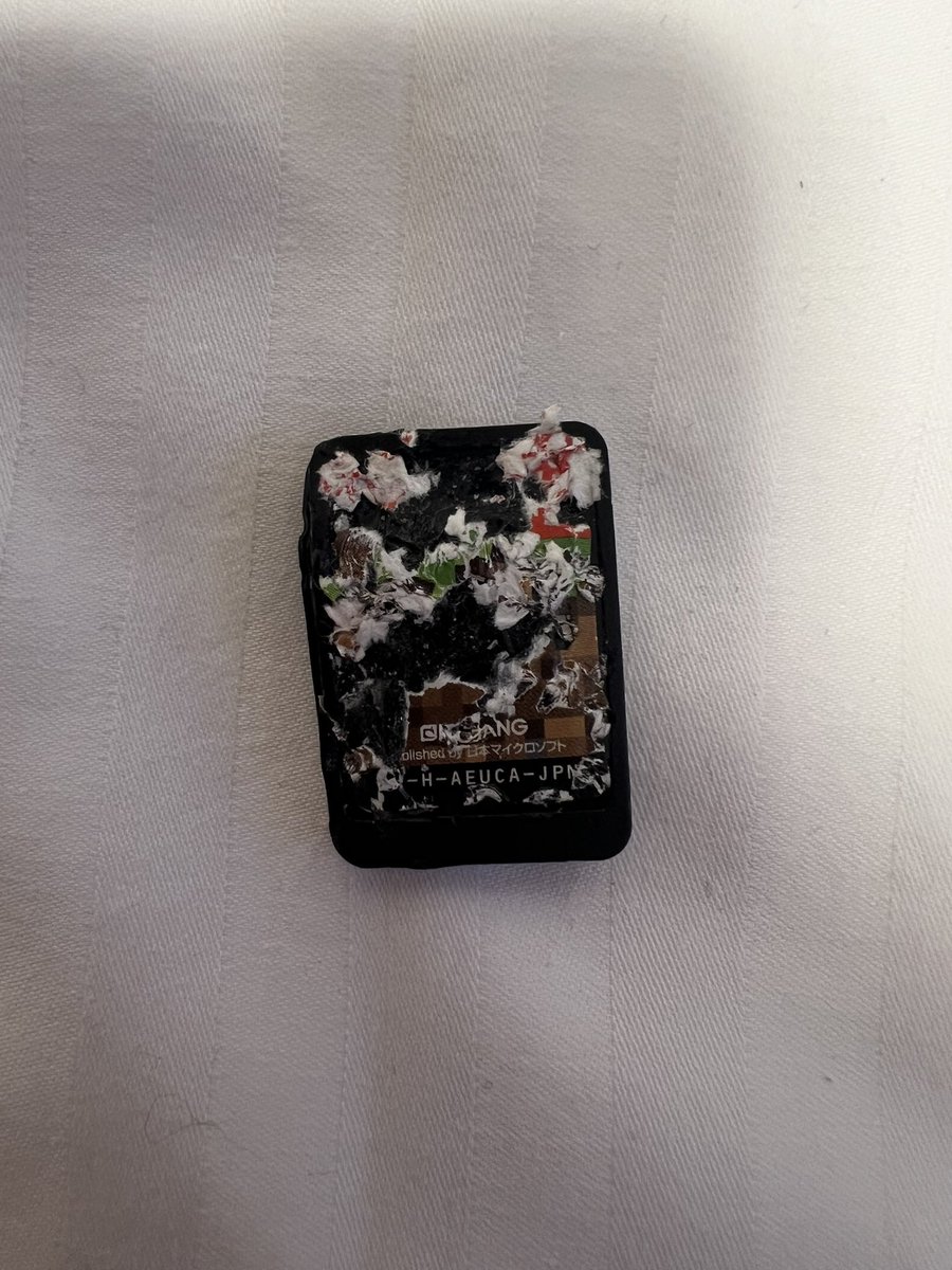 SuperOkure's tweet photo. お客様の中にこんな状況からスイッチのゲームカードを治すことの出来るお医者様はいませんか？ https://t.co/EMBxe9HfIw