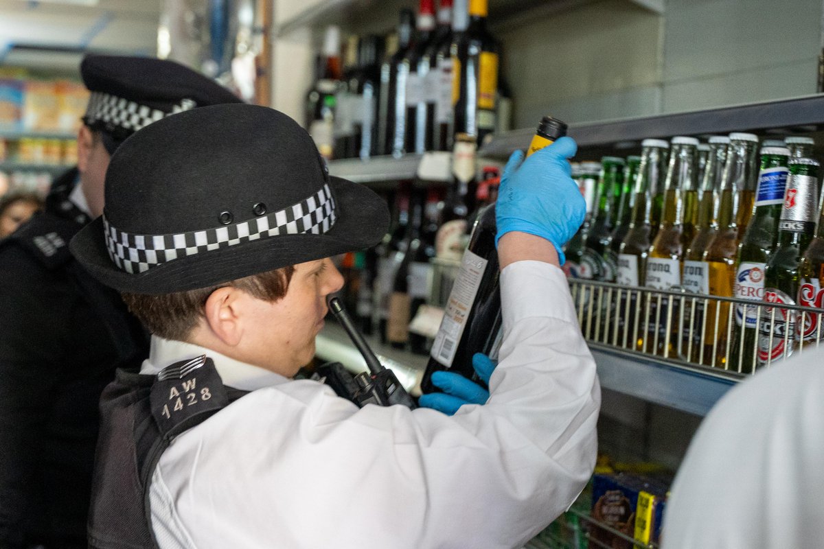 Met officers make 15 arrests in operation targeting shoplifting gang

Officers made 15 arrests in a Met Police operation to disrupt an organised shoplifting gang operating in south-west London.

Read More Here 👇 

news.met.police.uk/news/met-offic…
