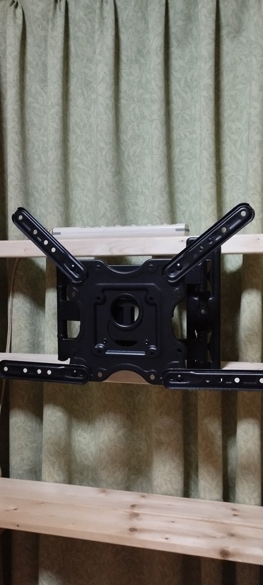 tmks0103's tweet photo. 三年前にAmazonで買った壁掛け用金具…。
テレビの買い替えをきっかけに取り外して説明動画観ながら色々微調整していたら
実は写真と実物が全く別物だったことに三年越しに気付いた。まぁ、普通に使えてたからいいかな😂
#amazon
#壁掛けテレビ用金�� https://t.co/ePzgrZ6dsK