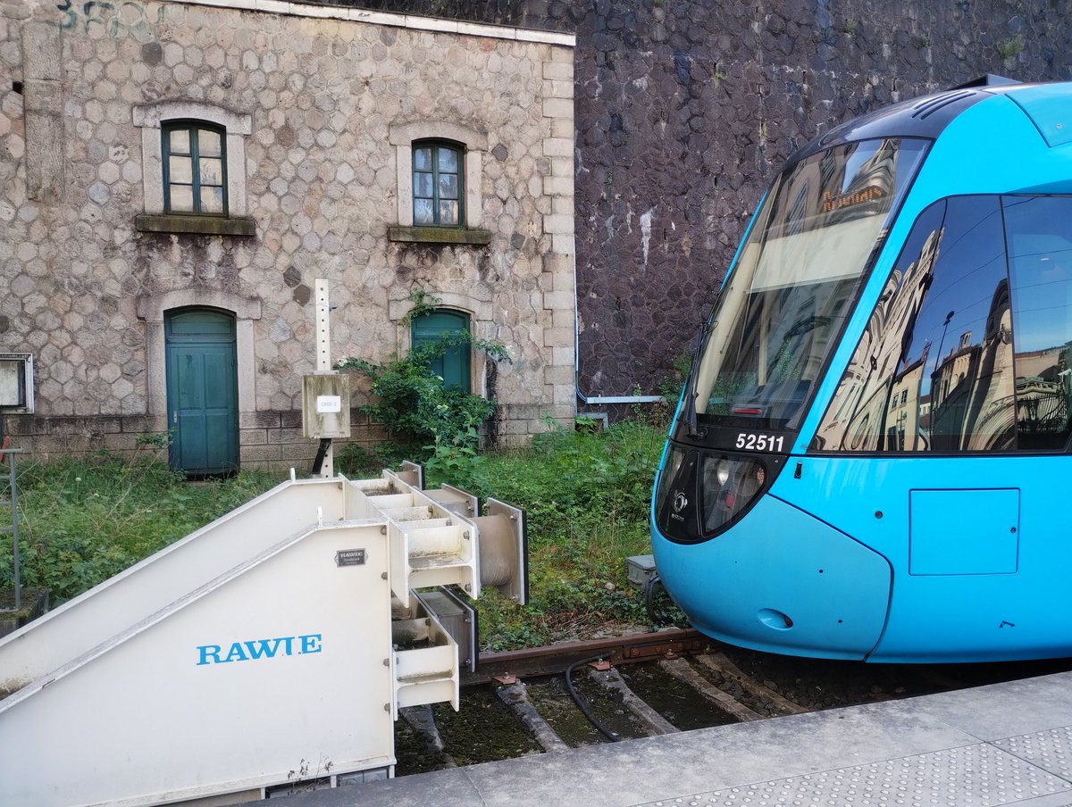 florian_bonet's tweet photo. Au départ de #Tassin, cette voie qui va en direction de #Lozanne a été rénovée et des supports de caténaires posés. 
1 🚂 au diesel par heure seulement y circule. Réclamer un métro alors qu'on ne développe pas ce type de service bien plus adapté... #TTOL #TramTrain #OuestLyonnais https://t.co/om4PyrrdRj