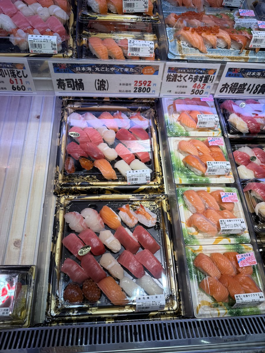 bites_of_tokyo's tweet photo. Kakujo Gyorui (角上魚類) is a local seafood market chain known for its freshness and quality.

Most of the fish and shellfish are delivered directly on the same day.
You can find a wide selection of seasonal seafood, including tuna, crab, scallops, and more.

What makes it unique is the service: you choose what you want, and the staff will clean, fillet, or prepare it for you on the spot.
This makes it easy to bring home and cook without any extra work.

It’s not a tourist spot, but a place where locals shop for serious seafood at reasonable prices.