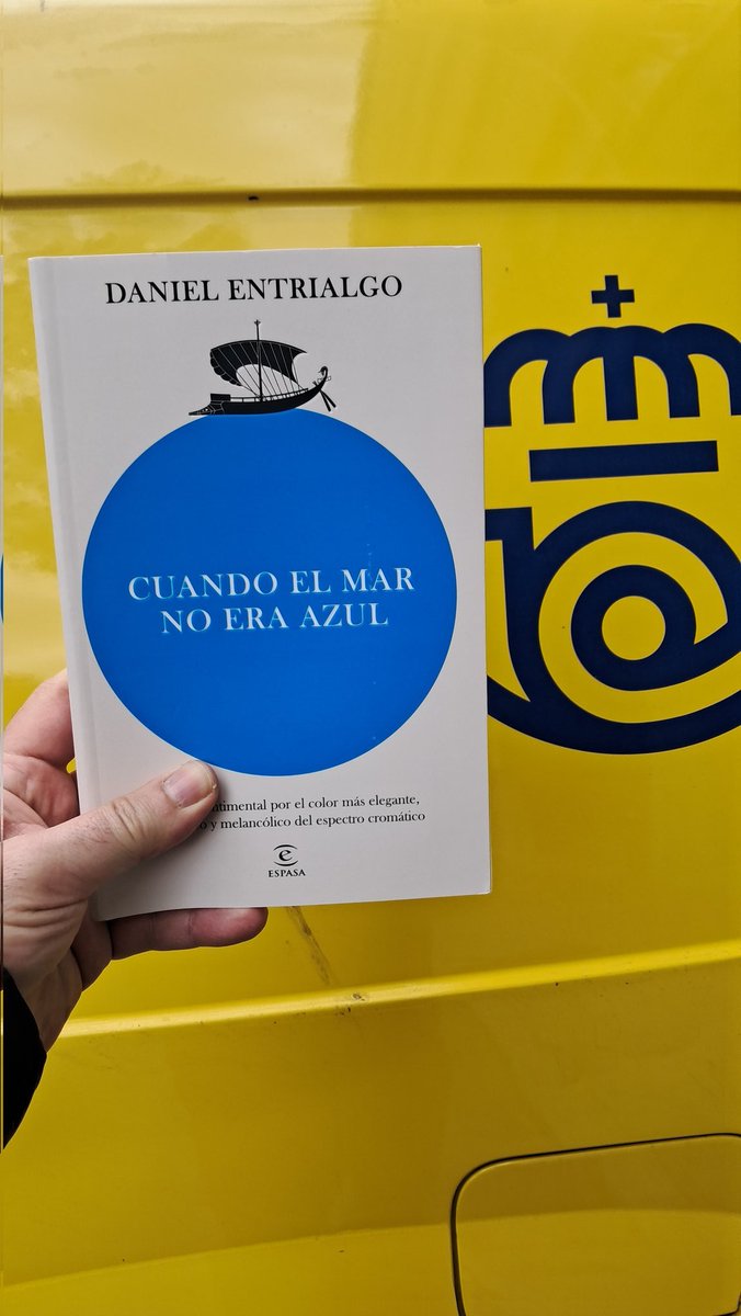 Alberto Olmos sujetando libros (@alblibros) on Twitter photo Alberto Olmos sujetando "Cuando el mar no era azul", de Daniel Entrialgo. Alberto Olmos sujetando "Cuando el mar no era azul", de Daniel Entrialgo.