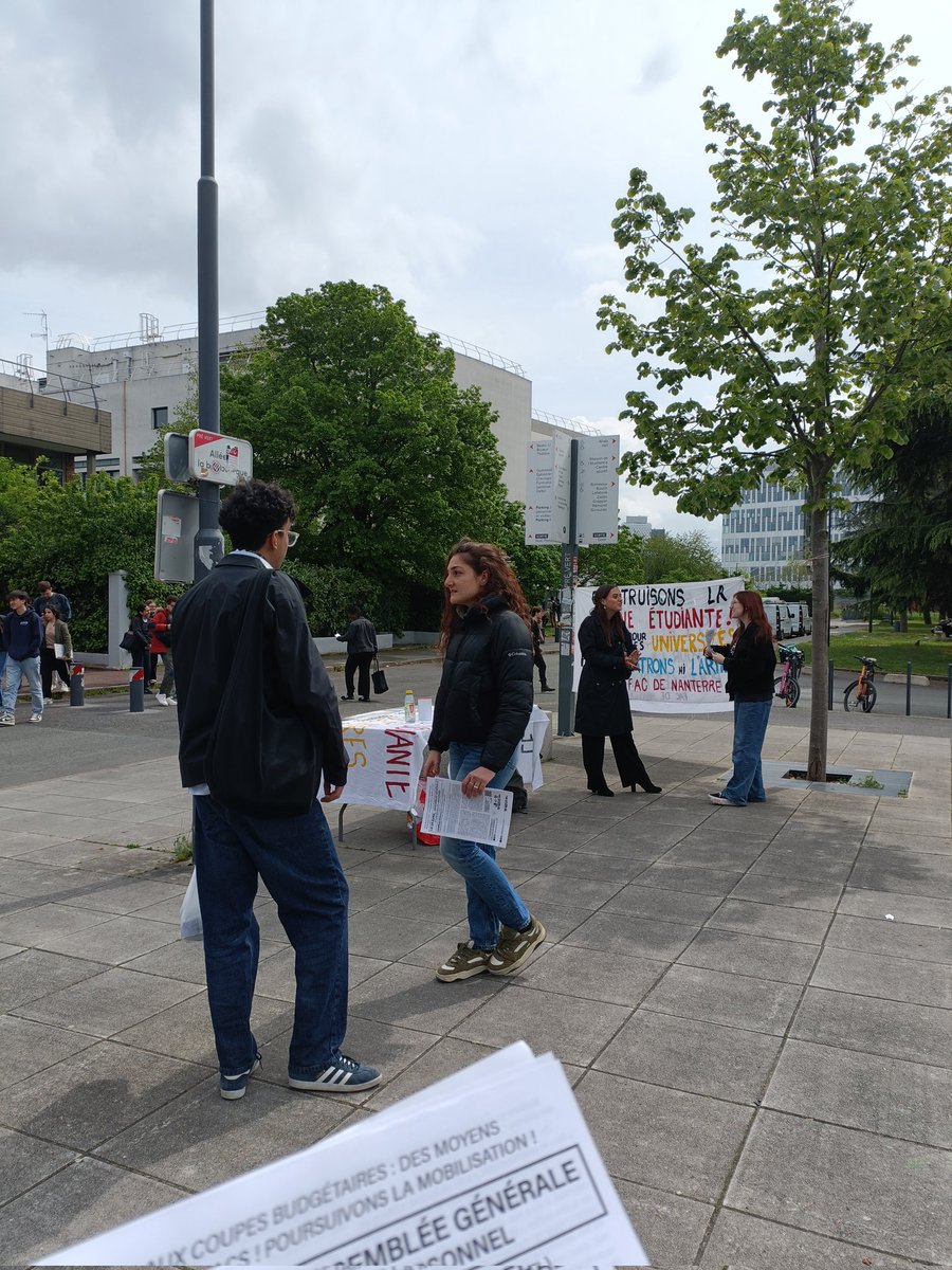 nanterreenlutte's tweet photo. 💥📢 CONTRE LES COUPES BUDGÉTAIRES : POURSUIVONS LA MOBILISATION 💥📢

Collages, tags et discussions pour appeler à l'assemblée générale étudiant.e.s et personnels de ce jeudi 24 avril !!

👉🏼 Rdv 12h30, amphi A2 bâtiment Rémond ! https://t.co/gCj8advWVR