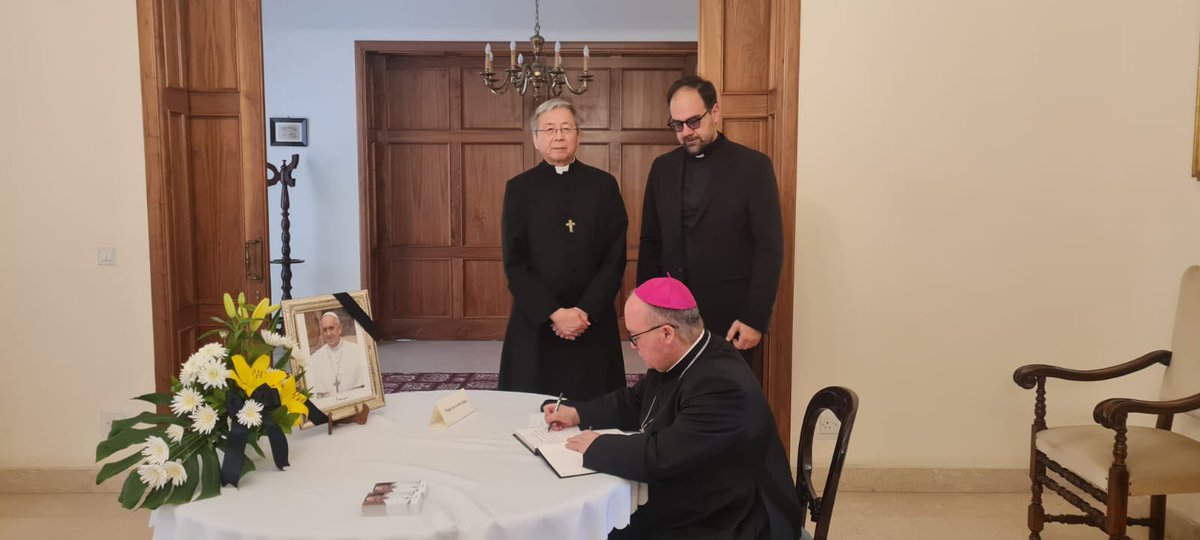 BishopScicluna's tweet photo. 𝐌𝐢𝐬𝐞𝐫𝐚𝐧𝐝𝐨 𝐚𝐭𝐪𝐮𝐞 𝐞𝐥𝐢𝐠𝐞𝐧𝐝𝐨: Pope Francis reminded us that the Lord’s call is rooted in the experience of His mercy. He taught us, … the style of the Gospel: closeness, tenderness, &amp; compassion. [He was the Lord’s gift: a], wise, humble &amp; strong shepherd! RIP! https://t.co/3Leg3zqBw1