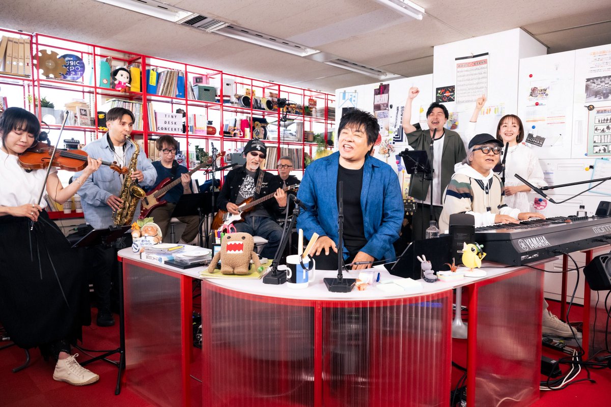 oricon's tweet photo. ASKA、NHKのオフィスでパフォーマンス❗️
『tiny desk concerts JAPAN』出演

スピーカーもモニターも一切なし
“完全生歌”で放たれた圧倒的な歌声
https://t.co/TFU70NXSxh

#ASKA https://t.co/sm3rwLu19u