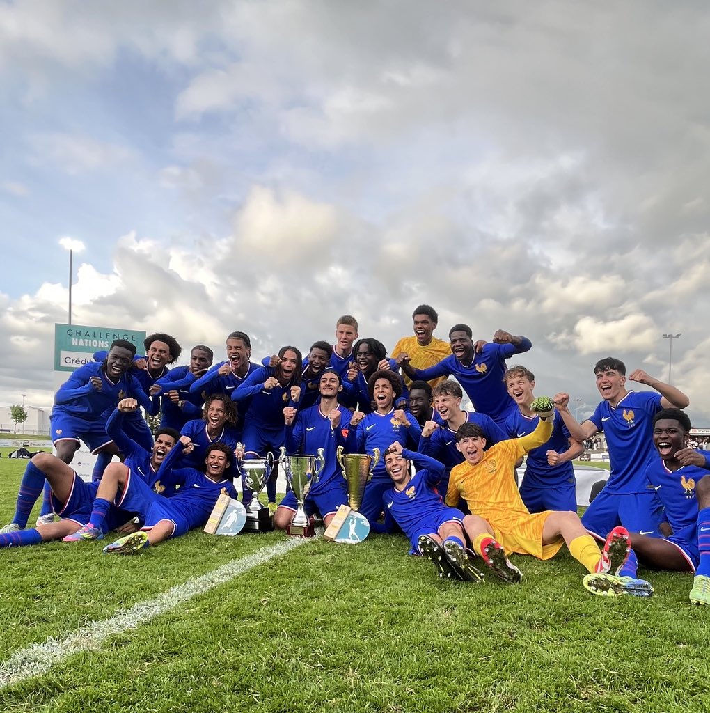 𝐂𝐇𝐀𝐌𝐏𝐈𝐎𝐍𝐒 🏆🤩

Avec la manière, nos jeunes U16 ont conservé leur titre au Mondial de Montaigu en dominant largement le Portugal 🇵🇹 en finale (5-1) 🙌