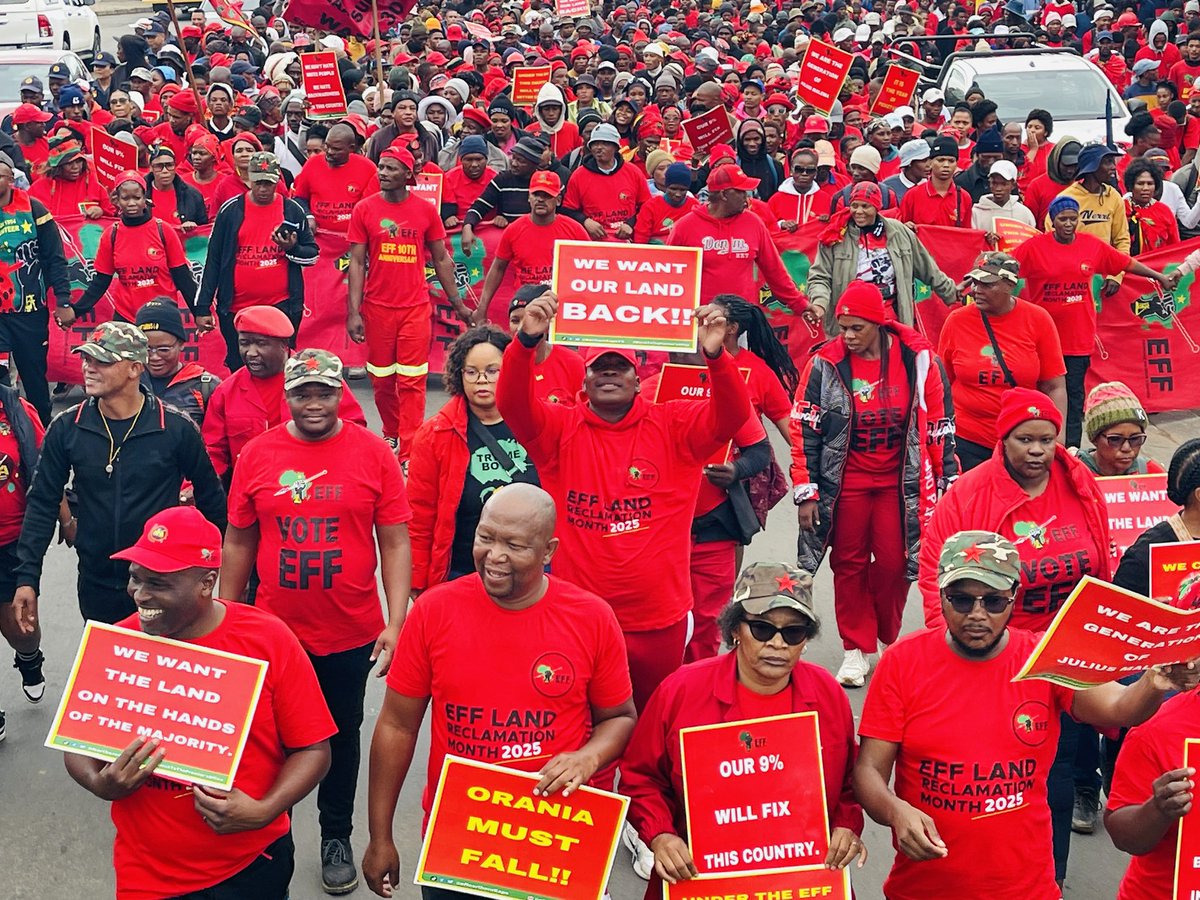 effnorthercape's tweet photo. ♦️In Pictures♦️
EFF Northern Cape revolution in motion to the Premier’s office to demand the review on the existence of Orania.
“We are the generation of Julius Malema”
#TheYearOfThePicketLines https://t.co/eE7RPCh1sl