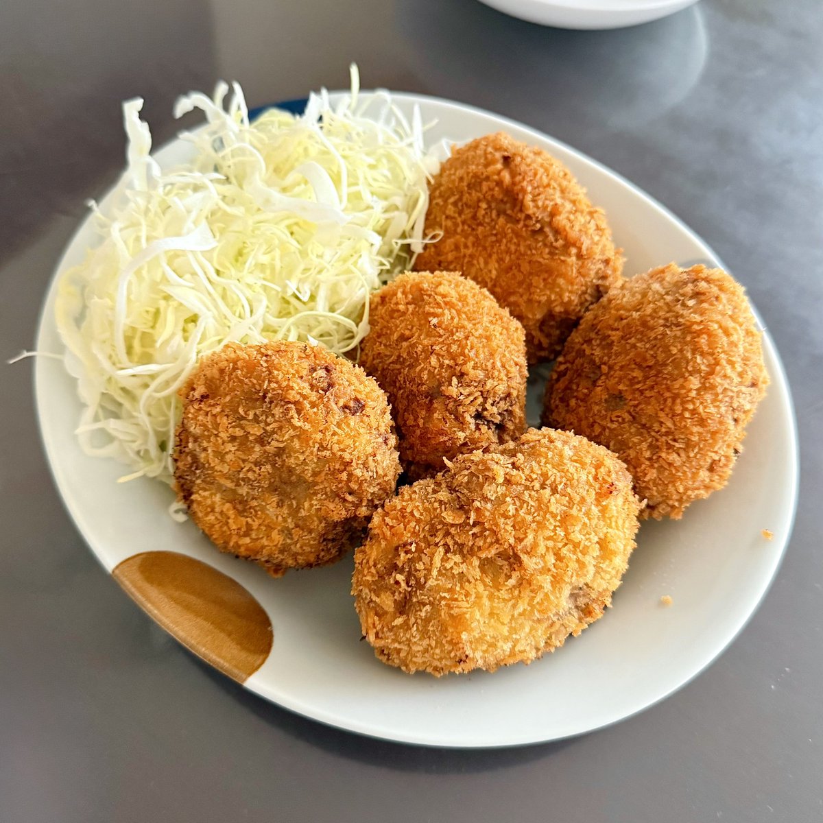 ___maple10's tweet image. 『 特大メンチカツ 』
米パン粉を使っているから
外ザクザク、中ジューシーで美味しかった!!!
毎日母ごはん食べられるのしわあせ🍚