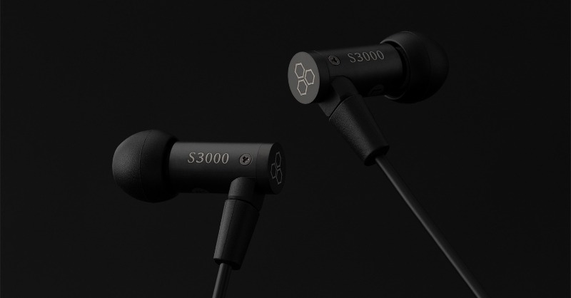 final_audio's tweet photo. 【#ヘッドフォン祭 見どころ聴きどころ③】
シングルBA型ドライバーを搭載した #S3000 は、BAには抵抗を直列に入れており、背面のベントにフィルターを使用することで独自のチューニングを実現。
音導管には新たに開発した「ファンネルノズル」を搭載しており、高域減衰を適切に抑制しています。
