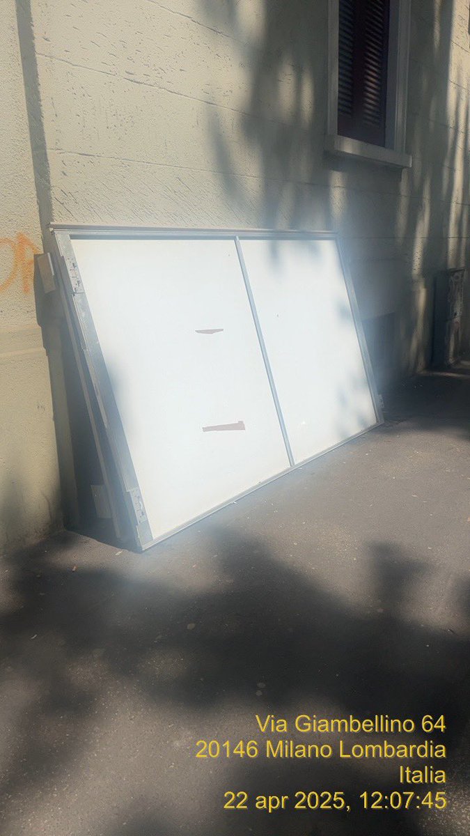 Mysty77milano's tweet photo. Buon giorno @amsa_spa via Giambellino 64. Sul marciapiede sono presenti dei mobili smontati, un forno elettrico e e 2 pannelli grandi. https://t.co/b42AG11T1C