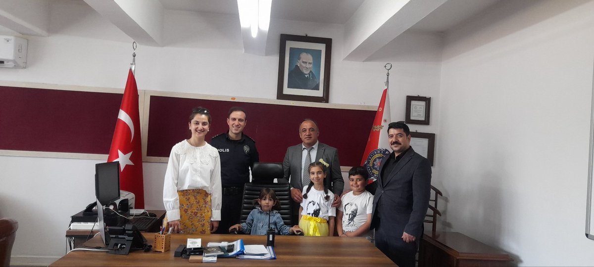 23 nisan ulusal egemenlik ve dünya çocuk bayramı münasebetiyle Oğuzeli İlçe emniyet müdürlüğü ziyareti ve öğrencilerimizin makama emniyet müdürü görevlerinden neşeli kareler 
<a href="/Oguzeli_mem/">Oğuzeli İlçe Milli Eğitim Müdürlüğü</a> 
<a href="/MustafaBozgyk27/">Mustafa Bozgeyik</a> 
<a href="/Gaziantep_MEM/">Gaziantep İl Millî Eğitim Müdürlüğü</a>