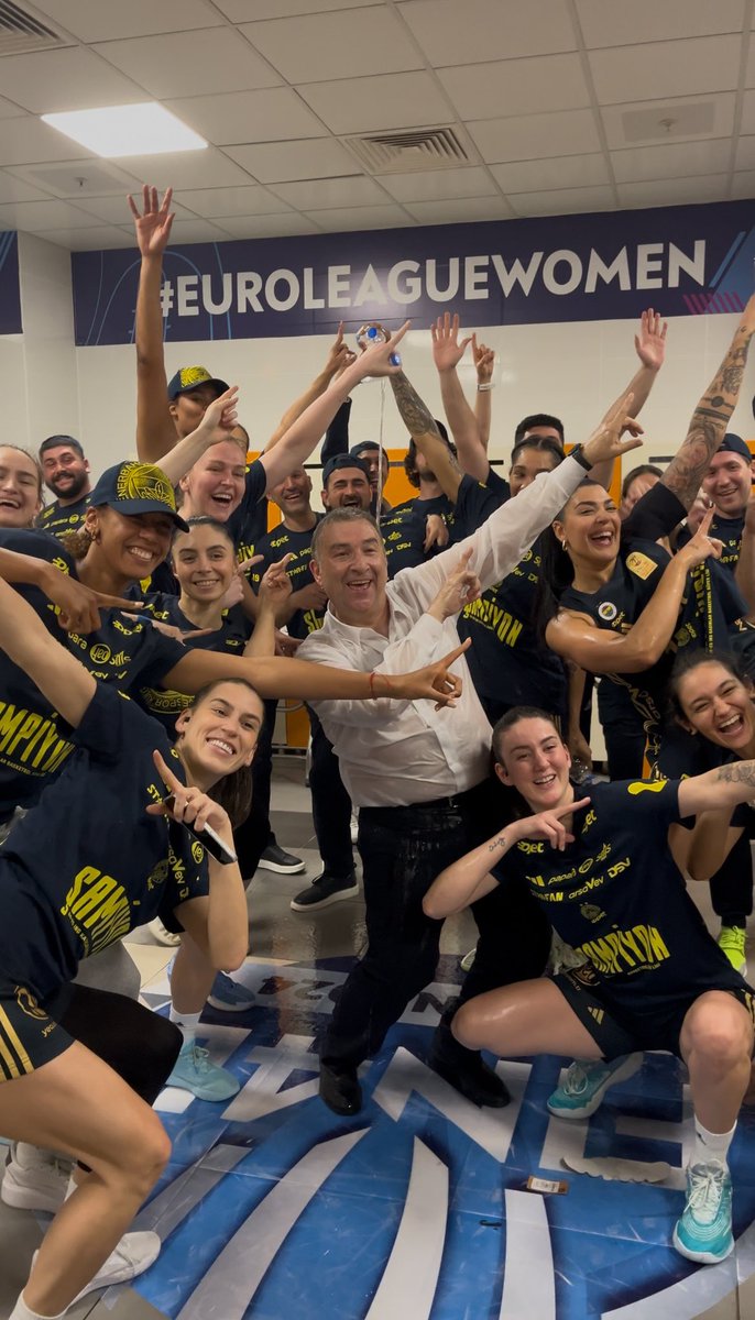 Şampiyonların aile fotoğrafı! 💛💙🏆

#PotanınKraliçeleri