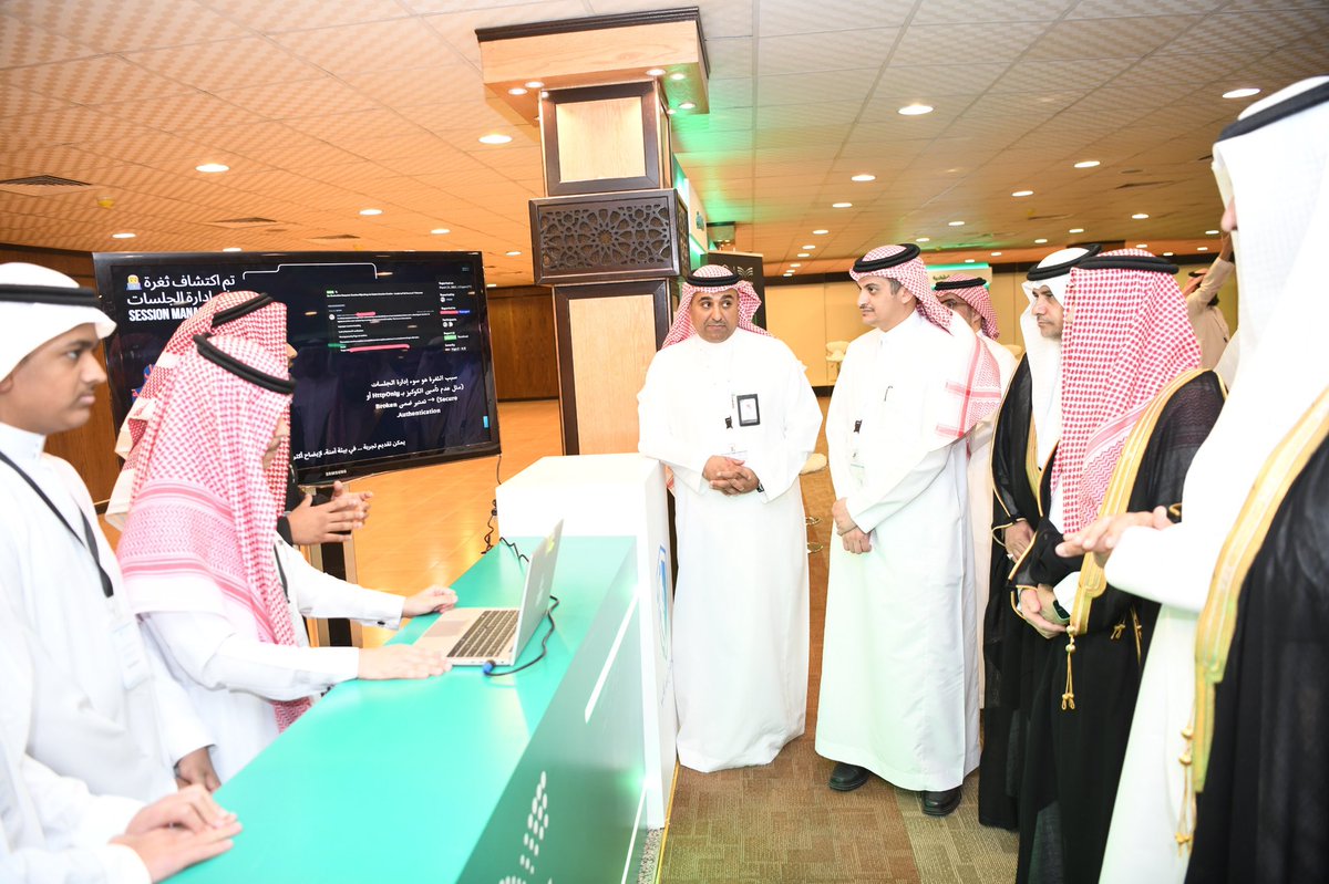 صور | 

تحت شعار «لا تفتح لهم باب» .. 

دشّن مساعد معالي وزير التعليم للتطوير والتحول م. مرهف محمد المدني، اليوم معرض التوعية بالأمن السيبراني، وذلك بحضور مدير عام التعليم بمنطقة مكة المكرمة ومساعديه، استهدف المعرض منسوبي إدارة التعليم وطلبة المرحلة الثانوية، بهدف رفع مستوى الوعي