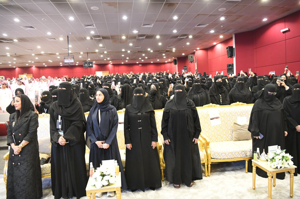 مساعد معالي وزير التعليم للتطوير والتحول المهندس مرهف محمد المدني خلال كلمته بمعرض التوعية بالأمن السيبراني: 

الأمن السيبراني أصبح متطلبًا أساسيًا لجميع المؤسسات والجهات الحكومية؛ إذ يمثل الفرد خط الدفاع الأول لحماية الأصول التقنية ، وضمان استمرارية الأعمال والخطط التطويرية بكل