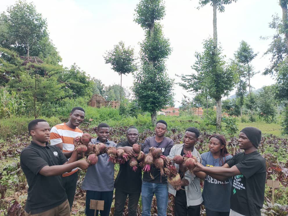 BanganiroraE's tweet photo. Ubuhinzi buteye imbere isoko yo kwihaza mu mirire♥️♥️ https://t.co/HM8HZ7NOFN