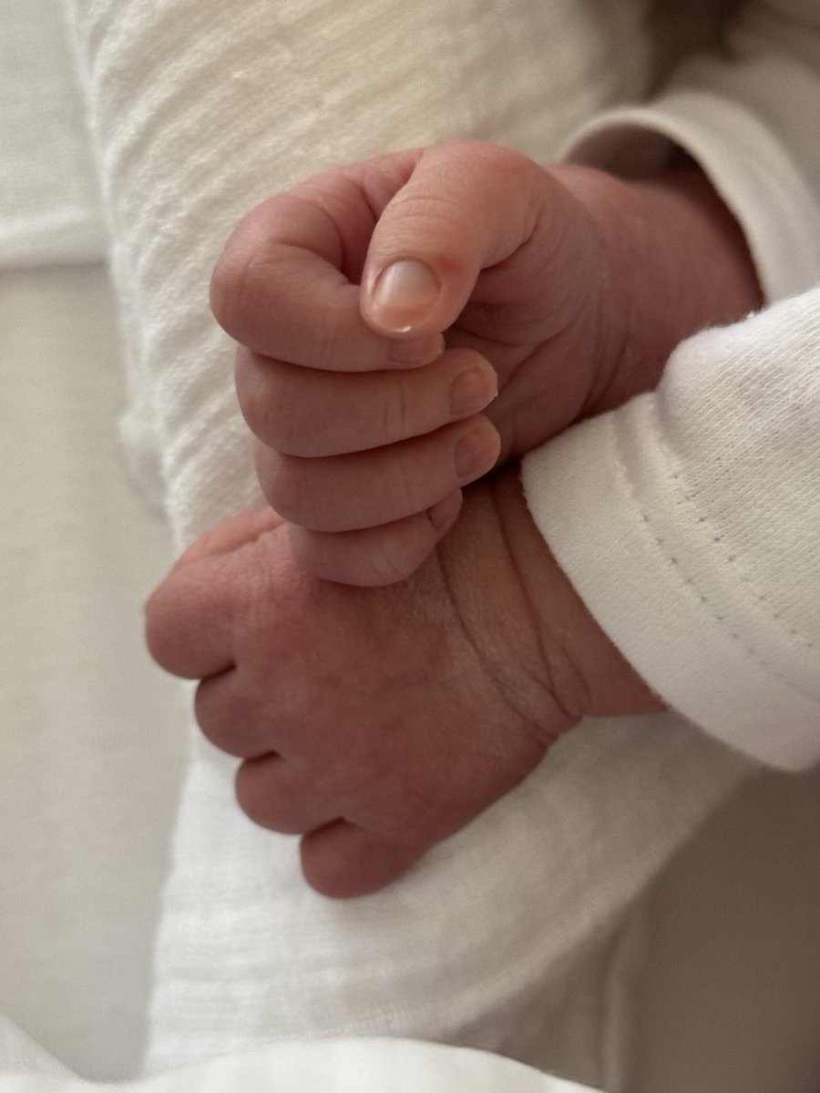 Mirë se erdhe në botë mbeska ime Avril! ❤️

Xhaxhi Eri është kapluar që tani nga dashuria për ty.
Jam kaq i lumtur për Anën e Arbin, gjyshërit Lida e Kastriot, Ajolën dhe Kain që mezi e ka pritur kushërirën e vogël, por sidomos për nëna Shqipen, që pas 72 ditëve pezmatim pas