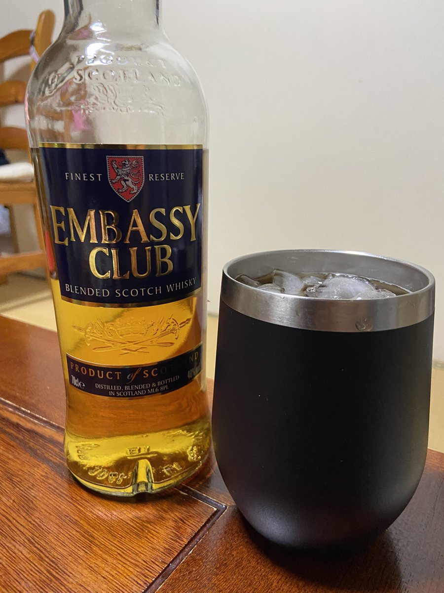 seiyabacchus's tweet photo. 近所のスーパーで買ったウイスキーです
1,000円くらいでした
スコッチのブレンデッドです
ハイボールやストレート、ロックで飲んでますが、この値段でこの味わいなら大満足です
雑味こそあれ、ちゃんと甘味や果実感があり、美味しくいただいてます
#スコッチ #ブレンデッド #EMBASSYCLUB https://t.co/GAYIFVziph