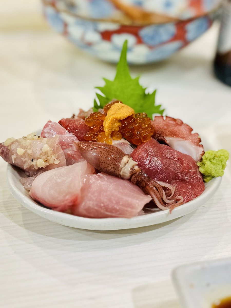 Comoli3Comoli's tweet photo. あつ盛／神保町
"安い！美味い！酒飲みの楽園ココにあり"🍻
スゴい立飲み発見。刺身の盛り合わせが500円でウニ、イクラ、中トロまで入った12種盛りなど信じられない。お通しで寿司が出てきてテンション上がるし肉豆腐は豆腐が拳サイズで500円。しかも出汁が染みててもはや事件。狭いが愛に溢れたお店。 https://t.co/XAsjXUw7QH