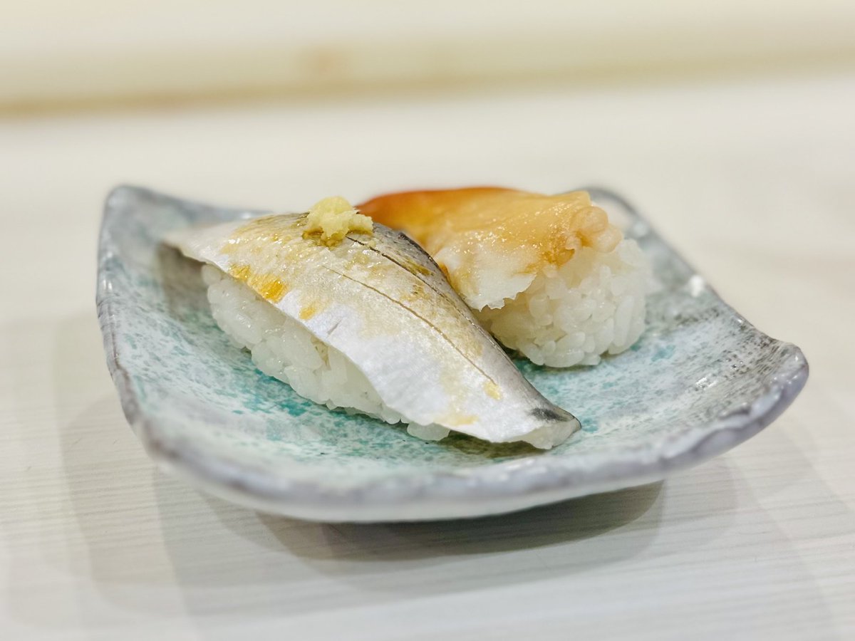 Comoli3Comoli's tweet photo. あつ盛／神保町
"安い！美味い！酒飲みの楽園ココにあり"🍻
スゴい立飲み発見。刺身の盛り合わせが500円でウニ、イクラ、中トロまで入った12種盛りなど信じられない。お通しで寿司が出てきてテンション上がるし肉豆腐は豆腐が拳サイズで500円。しかも出汁が染みててもはや事件。狭いが愛に溢れたお店。 https://t.co/XAsjXUw7QH
