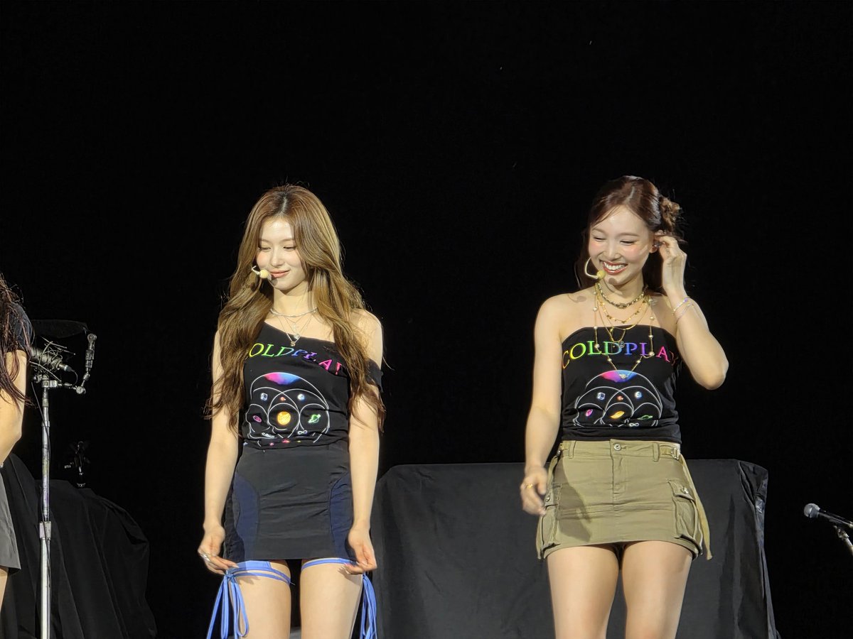 SARANGHAEYOOOOOOOO <a href="/JYPETWICE/">TWICE</a> #ColdplaySeoul