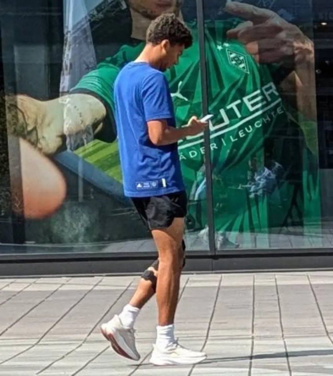 Here we go ✔️

Bernardo wurde kurz vor seinem Medizincheck am Borussia Park gesichtet. Im Anschluss erfolgt eine Pressekonferenz, in der er und Lübbo Popken seinen Wechsel zur SGE verkünden werden.