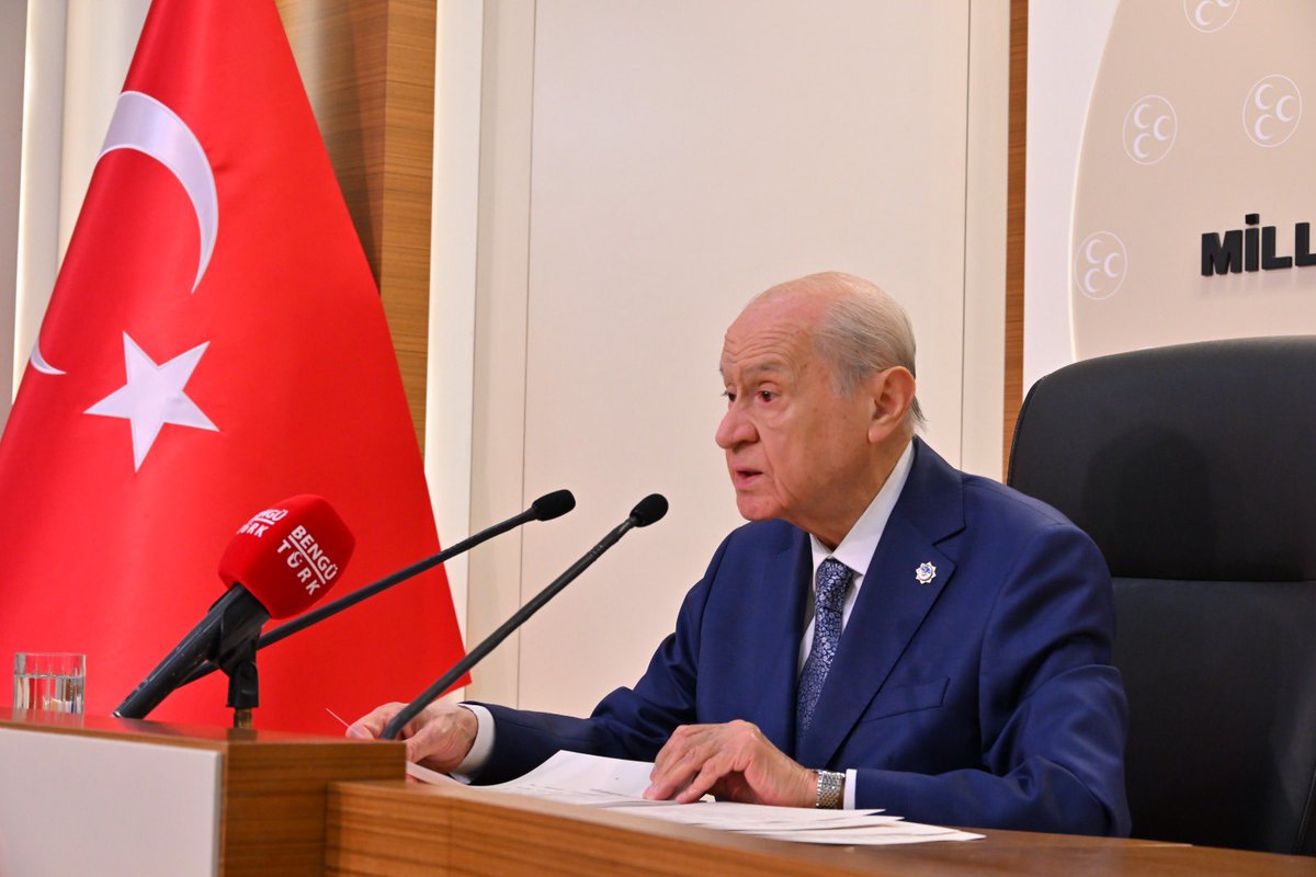 CHP Genel Başkanı’nın “savaş ilan ederim” açıklaması ise sakat bir mantık, basiretsiz ve hatta skandal bir hezeyandır.

Kime savaş ilan edeceği, bu savaşı kiminle yapacağı, ne için savaşacağı, silah ve militan açığını nasıl takviye edeceği muamma, muallak ve muğlaktır.

Özgür