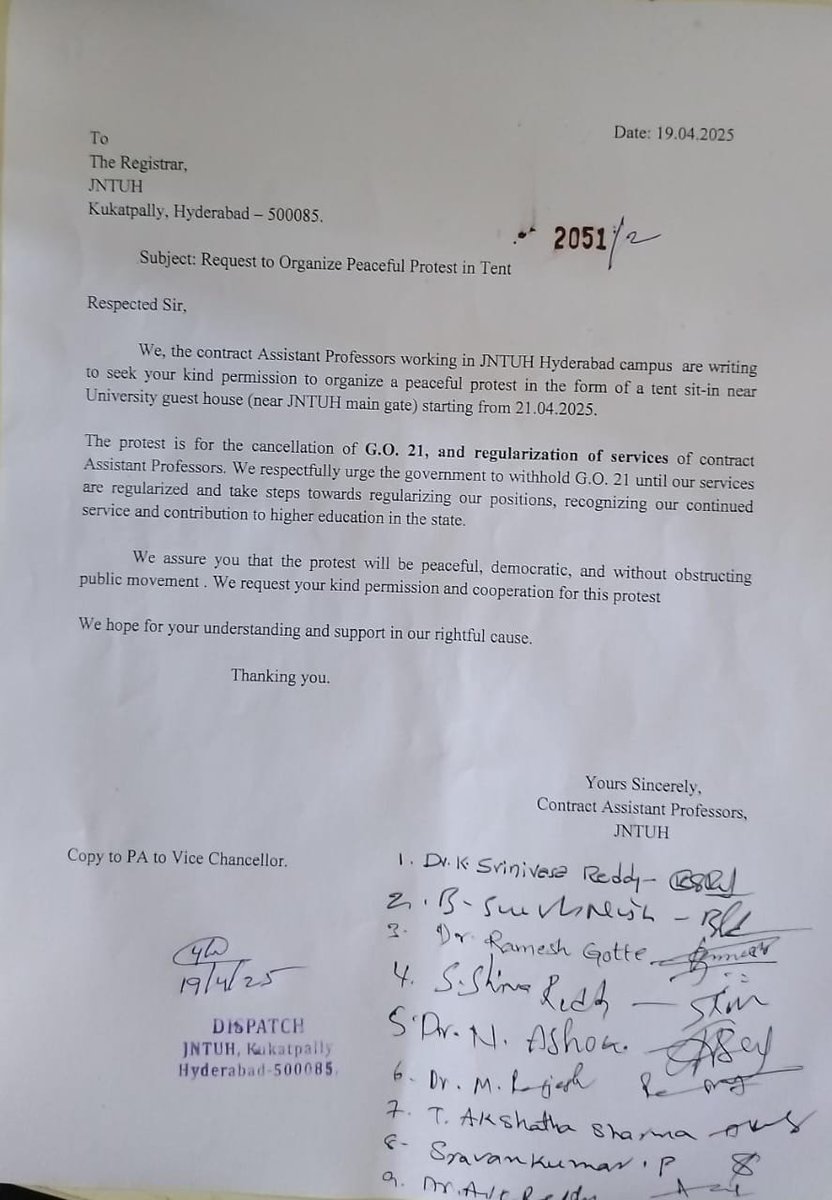 TeluguScribe's tweet image. కాంగ్రెస్ ప్రభుత్వం ఇచ్చిన మాట తప్పి తమను మోసం చేసిందని కాంట్రాక్టు ప్రొఫెసర్ల ఆవేదన

కాంగ్రెస్ మేనిఫెస్టోలో చెప్పినట్టు తమను రెగ్యులరైజ్ చేయాలని, జీవో 21 రద్దు చేయాలని JNTUHలో కాంట్రాక్టు అసిస్టెంట్ ప్రొఫెసర్ల నిరవధిక సమ్మె

నాలుగో రోజు కొనసాగుతున్న సమ్మె.. స్పందించని ప్రభుత్వ…