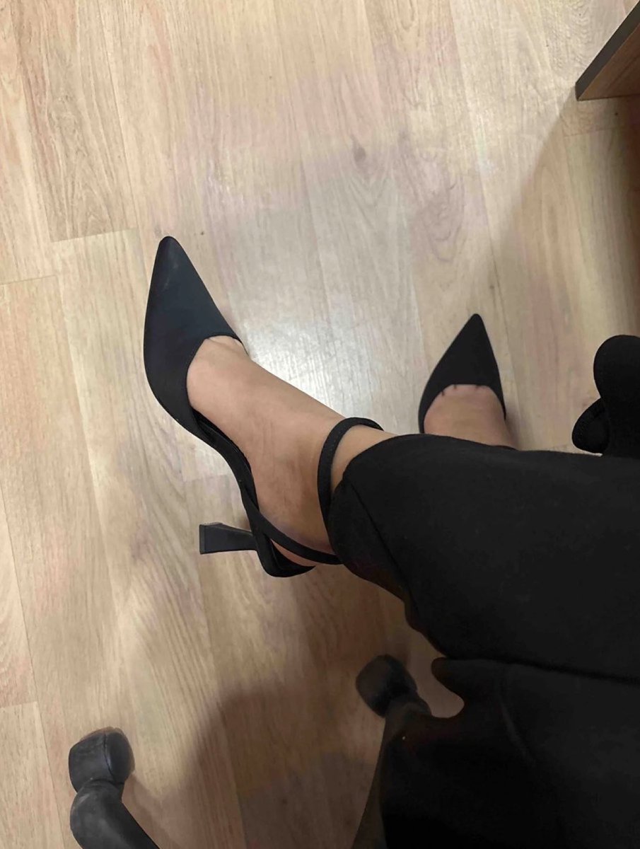 لو نفسك تبوسها دلوقتي اعمل رتويت 🔄
وهديهالك تبوسها وتلسحها لحد ما تنطر لبـنك على جزمة👠💦