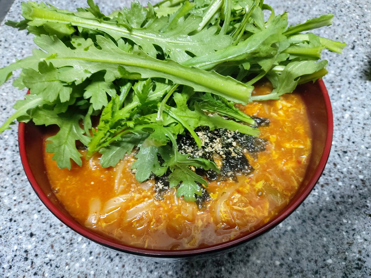 장칼국수 만들려고 이것 저것 넣다가
결국 찌개칼국수가 되어버렸어..🥲

그래도 어찌저찌 간 맞춰서
조금 짰지만 맛있었다👍