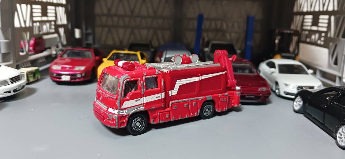 日野レスキューⅢタイプレストアしました！
カラーは水性ホビーカラーのメタリックレッドです
ベースは4枚目のリア友から貰ったやつです