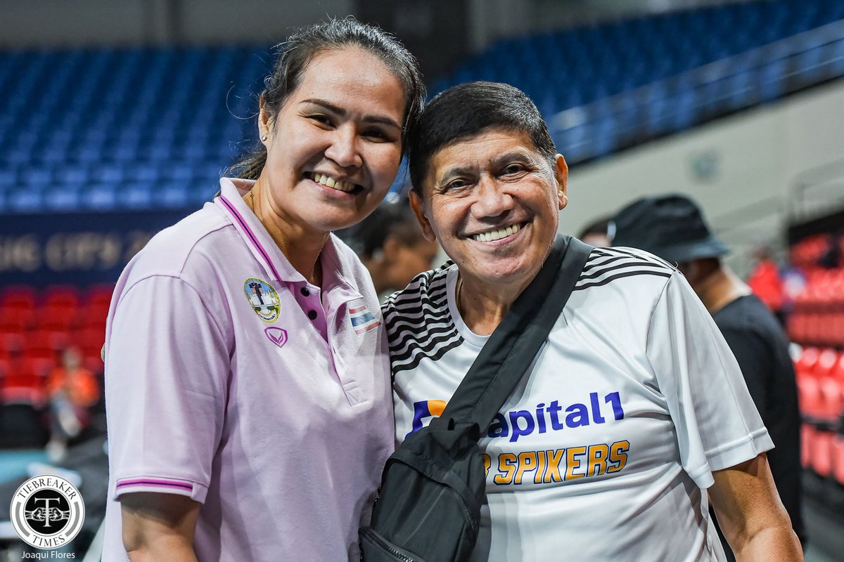 tiebreakertimes's tweet photo. #LOOK: It was a night of reunions as Akari’s Ced Domingo watched her former Nakhon teammates, while Coach Roger Gorayeb reconnected with his ex-Sandugo star, Jang Bualee 🏐

📷 Joaqui Flores/Tiebreaker Times

#AVCChallengeCup #PVL2025 https://t.co/c6z9gAetpM