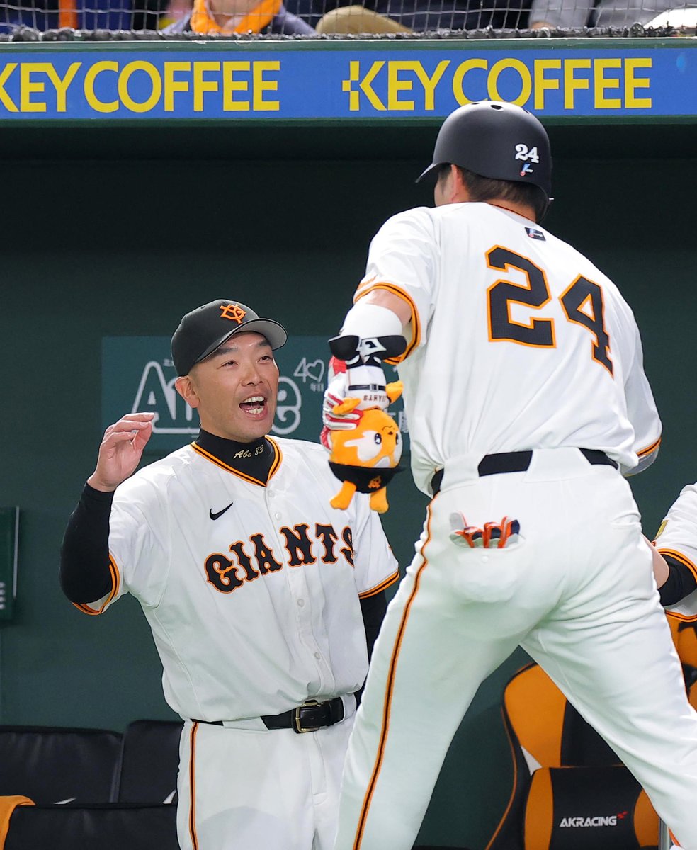 sanspo_giants's tweet photo. 【🔥#熱闘撮って出し📷】

今季１号ホームランを放った #大城卓三 選手を笑顔で迎える #阿部慎之助 監督(撮影・福島範和)

#ジャイアンツ #giants #巨人 #サンスポ https://t.co/q3InLlBpny